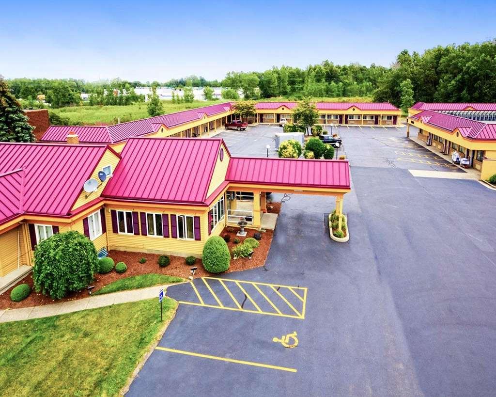 Amherst Inn & Suites Exterior foto